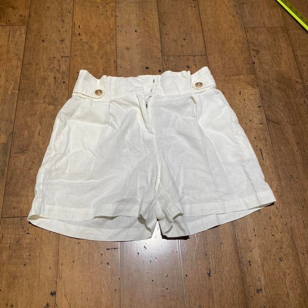 New York & Company White shorts with zipper‎ detail Size S